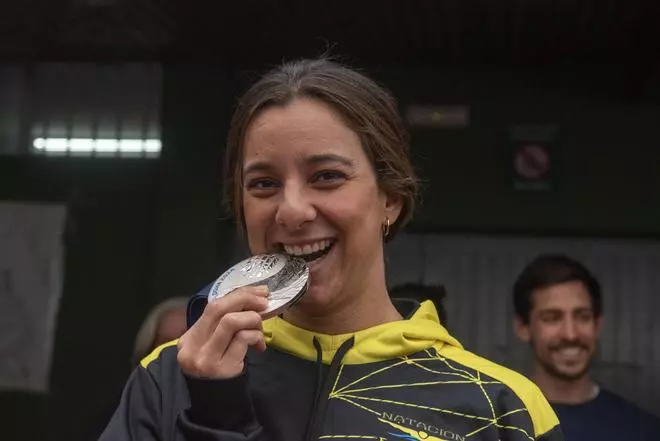Alumnos del colegio Liceo La Paz reciben a la nadadora María de Valdés, subcampeona del mundo