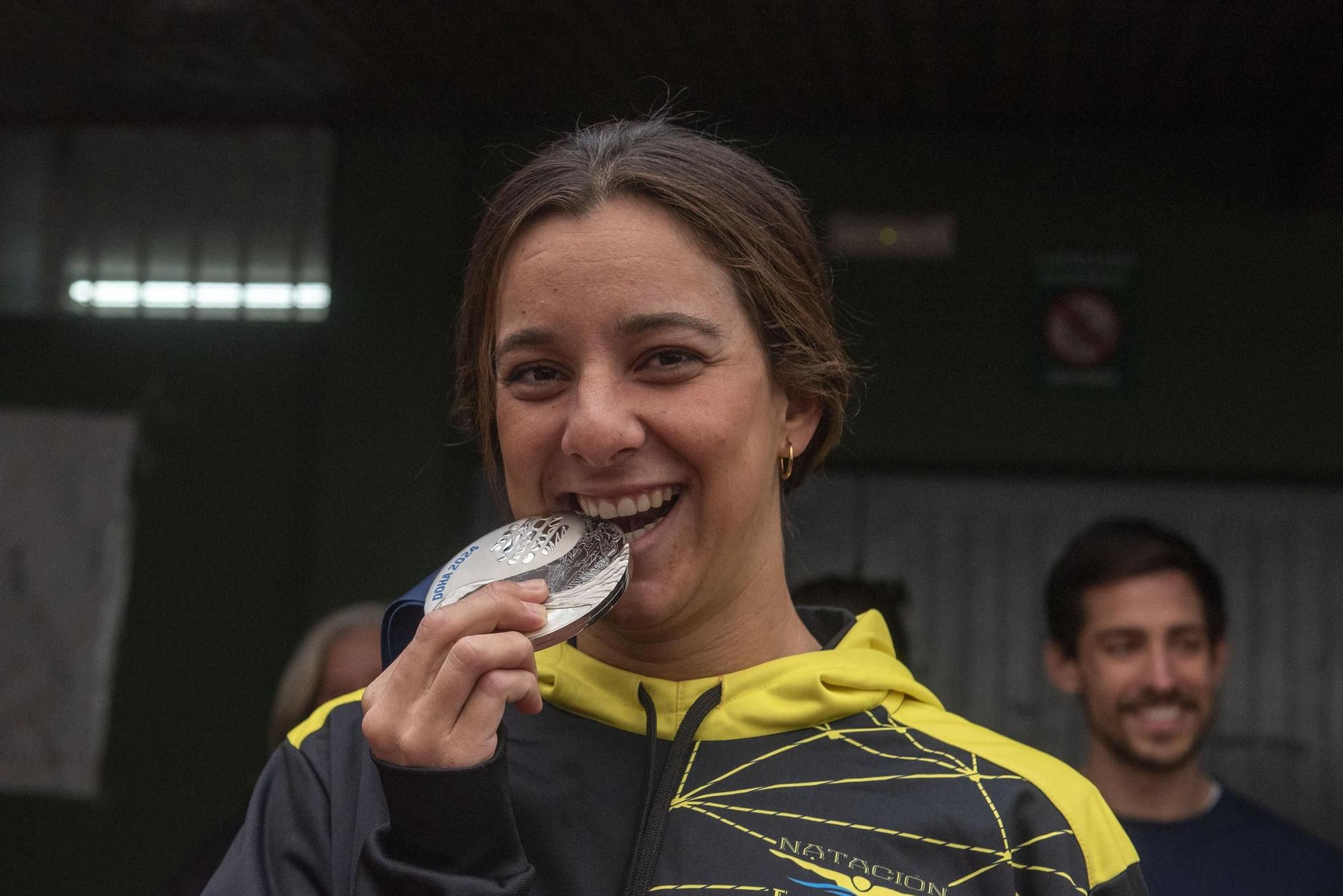 Alumnos del colegio Liceo La Paz reciben a la nadadora María de Valdés, subcampeona del mundo