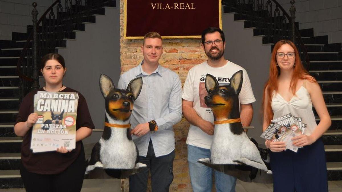 El regidor de Joventut, Javier López, amb el representant de la Colla Gegantera i dels Corresponsals Juvenils, en la presentació de la marxa canina.