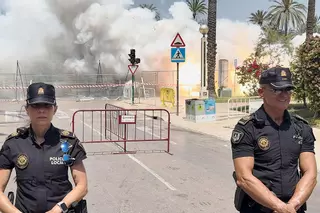 Segunda mascletá en Elche: Truenos con guiños a la afición franjiverde y final patriótico