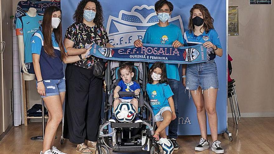 Miembros de la Escuela y la familia de Rafa, en la presentación.