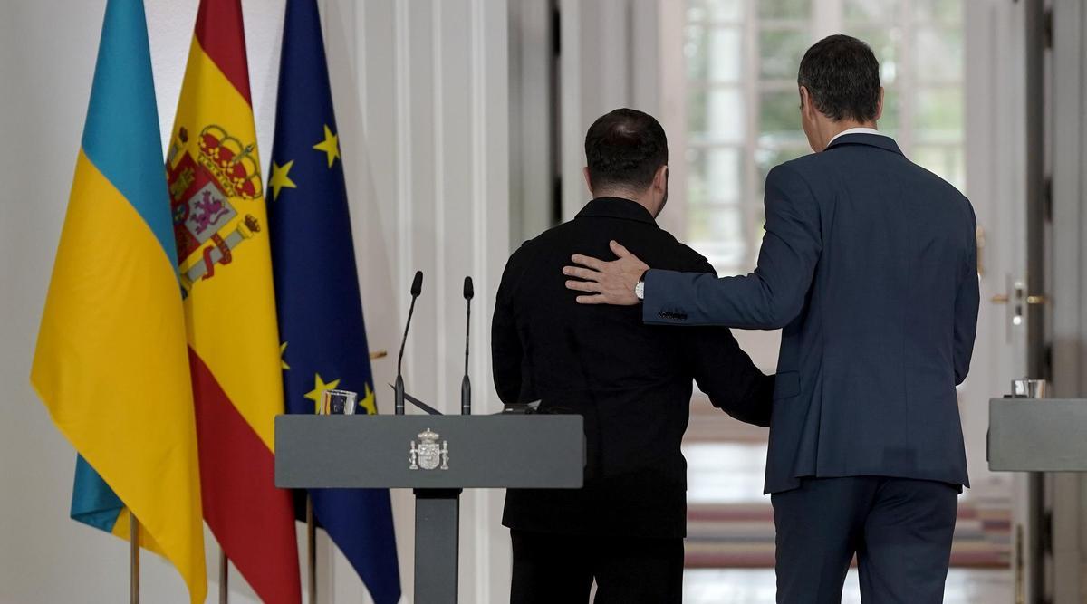 El presidente del Gobierno, Pedro Sánchez, durante el encuentro con el presidente de Ucrania, Volodímir Zelenski, en La Moncloa.