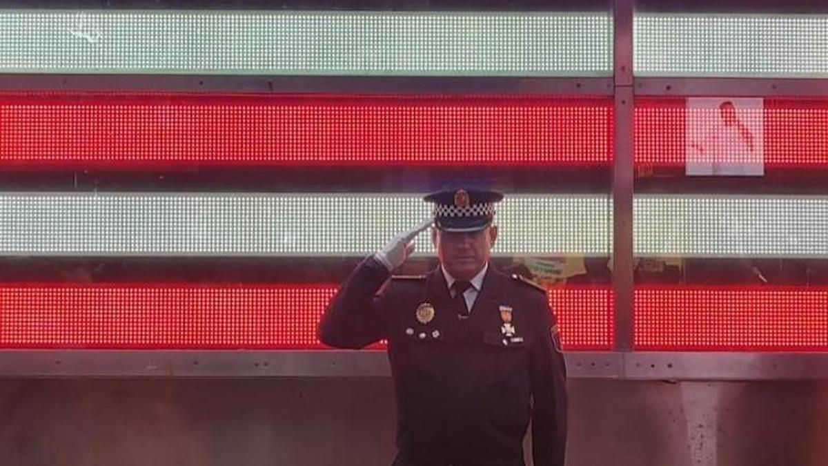 El agente de Montserrat durante el desfile.