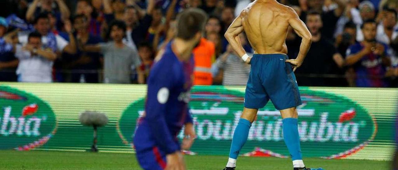 Cristiano Ronaldo se encara con el público tras marcar el segundo gol y sacarse la camiseta. // Efe