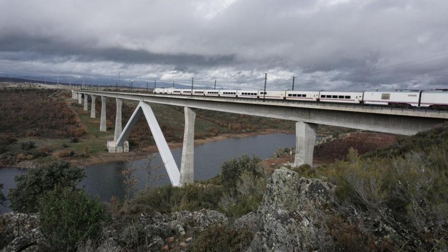 Pruebas en la vía del AVE en Zamora // FdV