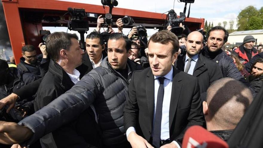 Macron, abucheado por unos trabajadores en huelga que horas antes aplaudieron a Le Pen