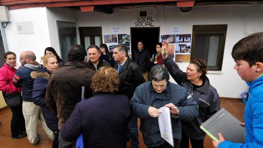 Vecinos de Sueros y representantes políticos, ayer, junto al centro social.