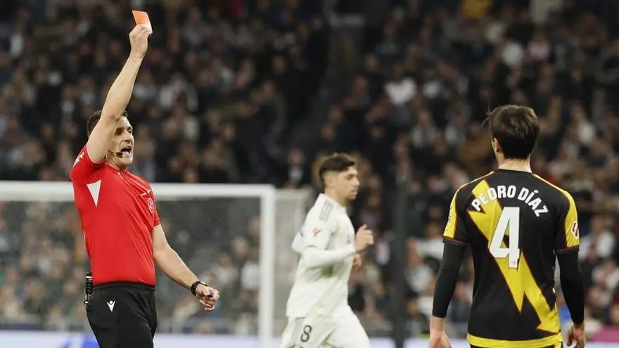 El Rayo se queda con diez: expulsión de Pathé Ciss por una entrada criminal