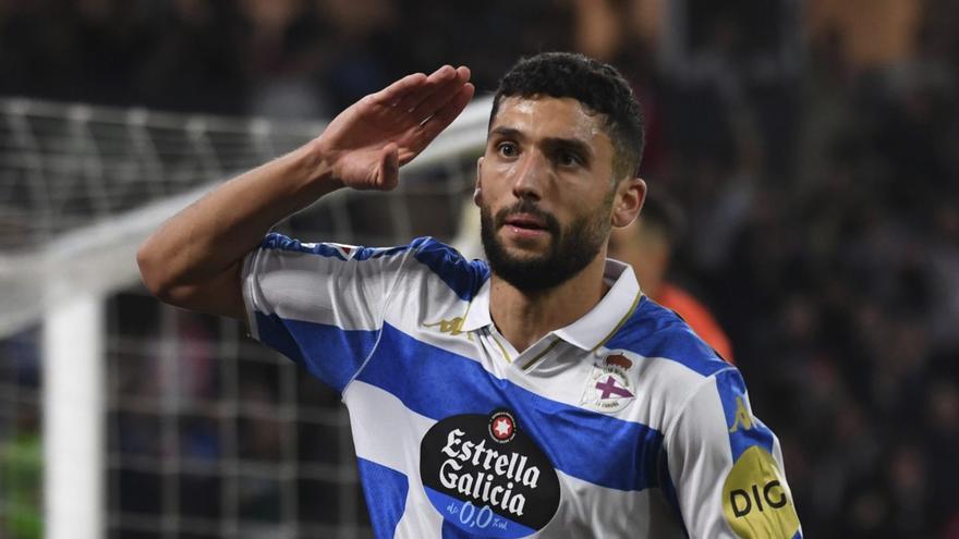 Zakaria Eddahchouri celebra uno de sus goles en 2025 con el Deportivo. |  Carlos Pardellas