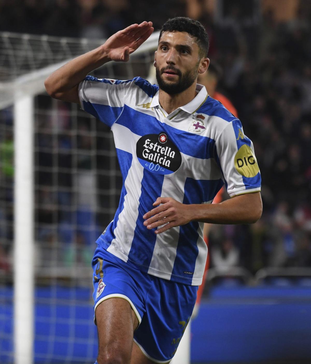 Zakaria Eddahchouri celebra uno de sus goles en 2025 con el Deportivo. |  Carlos Pardellas
