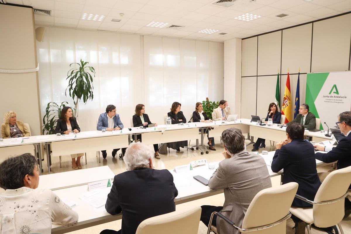 El consejero de Sanidad, Antonio Sanz, se reúne en la Comisión de Seguimiento de los cribados de cáncer con miemebros de la Consejería, del SAS, profesionales y asociaciones.
