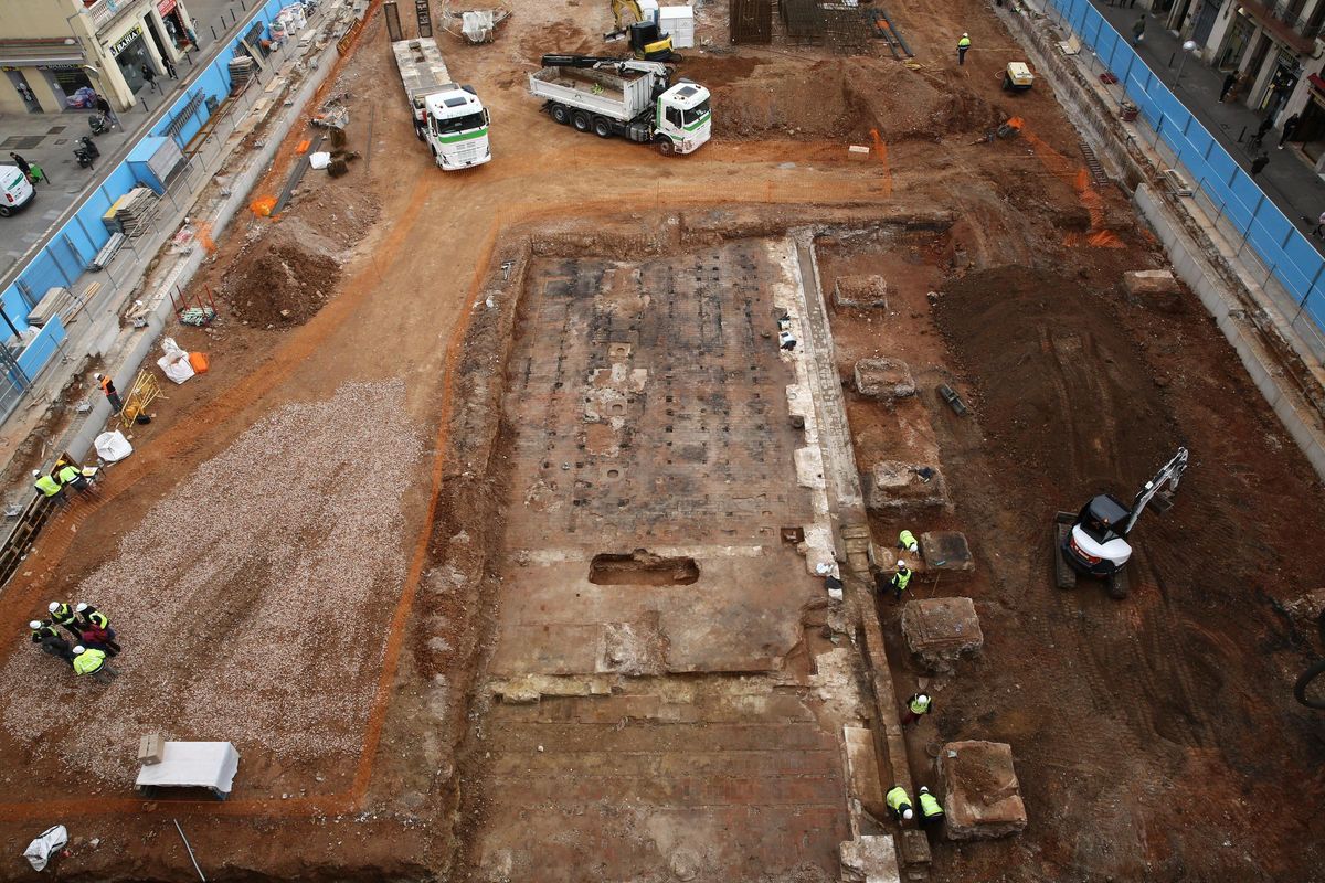 La excavación en el Mercat de lAbaceria deja al descubierto los primeros restos de la fábrica Puigmartí. Está previsto que la excavación arqueológica finalice a principios de abril