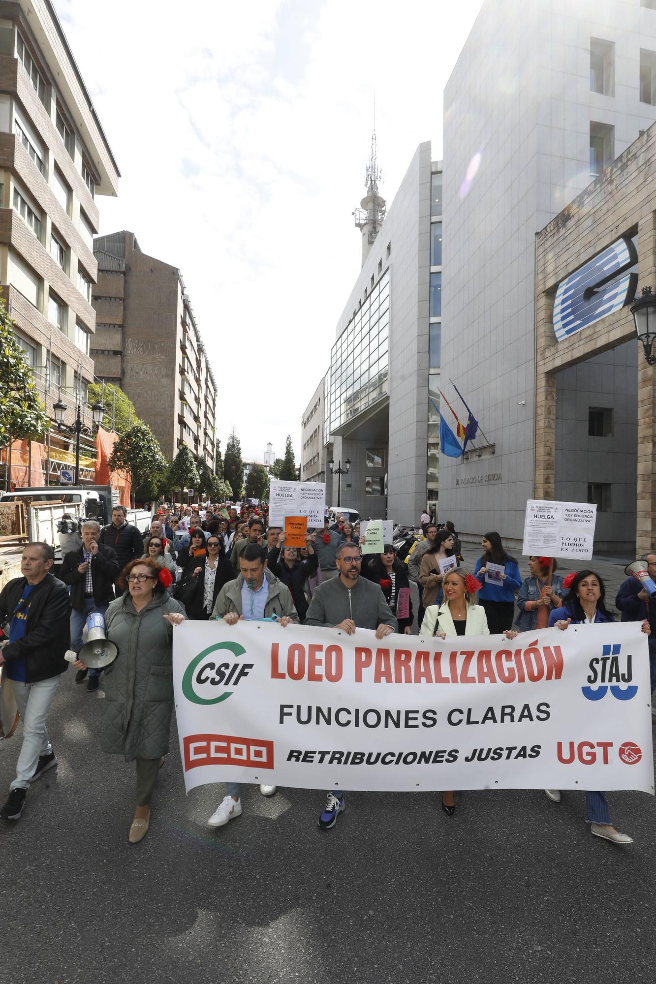 EN IMÁGENES: Los funcionarios de Justicia se manifiestan en Oviedo para reivindicar mejoras salariales