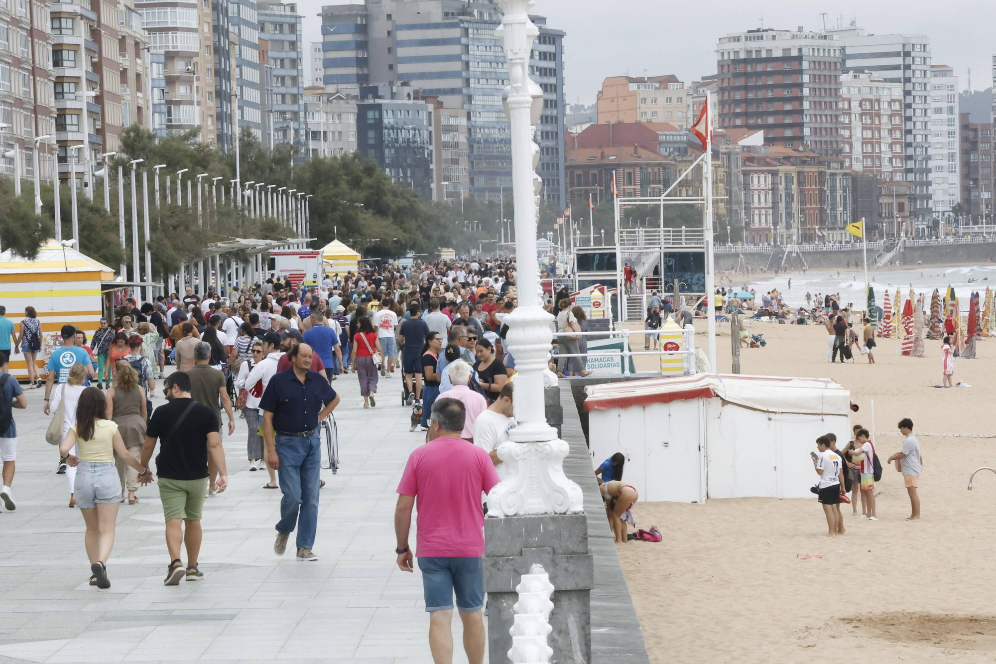 Los hoteles &quot;se disparan&quot; con la Semana Grande de Gijón y la ciudad se llena (en imágenes)