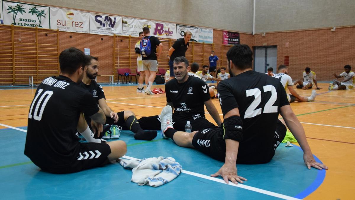 Álvaro de Hita, de frente, con varios compañeros tras el partido ante el Alarcos en Aguilar.