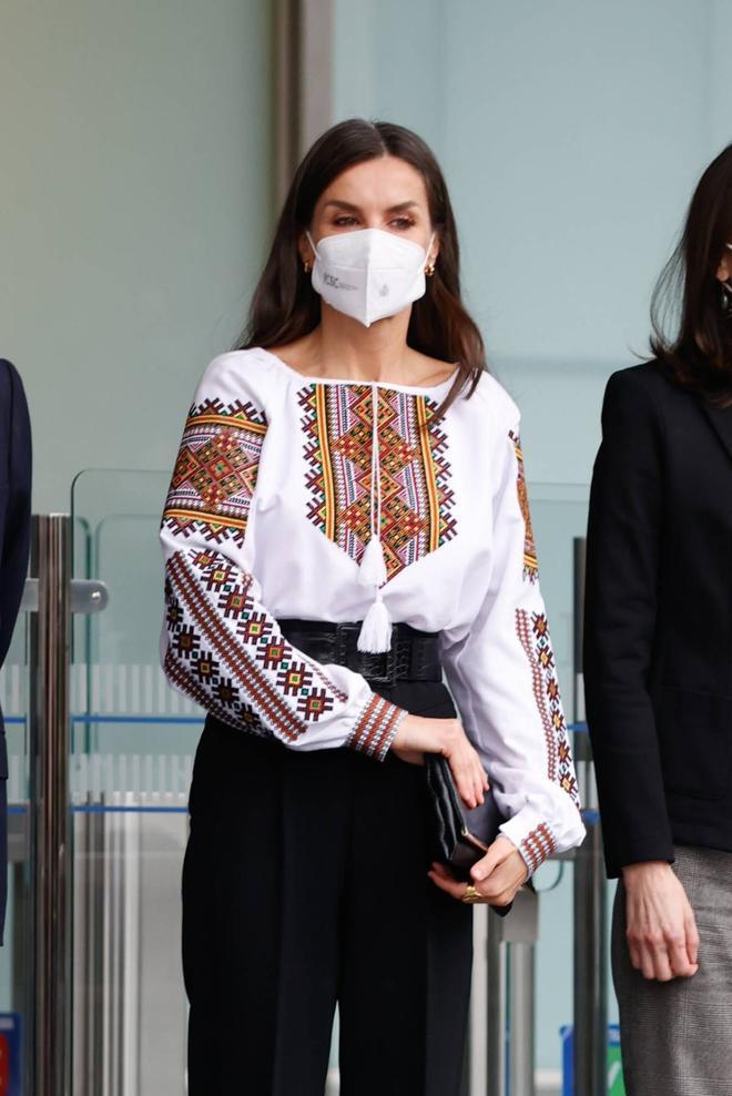 La blusa con bordados del folklore ucraniano de la reina Letizia