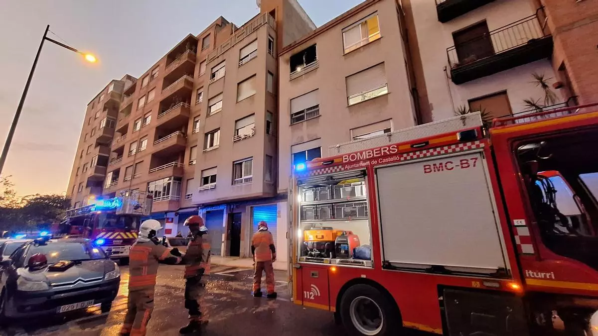 Hospitalizan por inhalación de humo a cuatro personas tras un incendio en Castelló