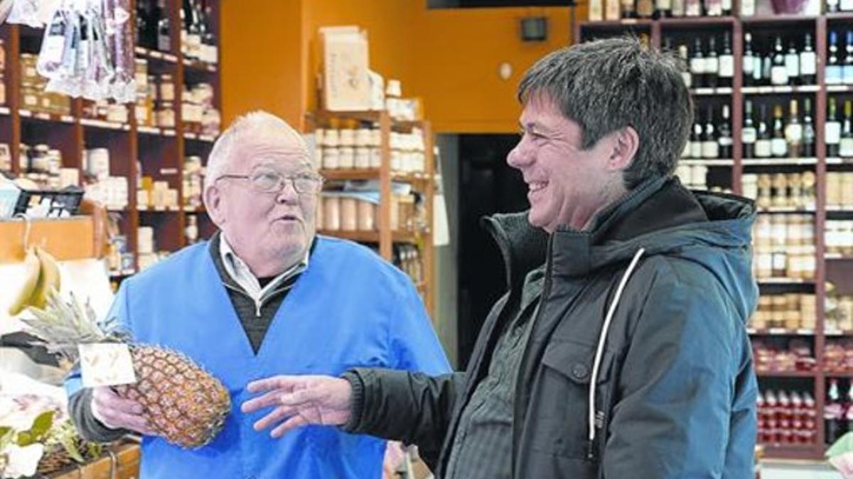 Integrado 8 Antoni Tortajada (derecha) bromea con el frutero Manel Sales, en el comercio de la calle de Sicília, 217.