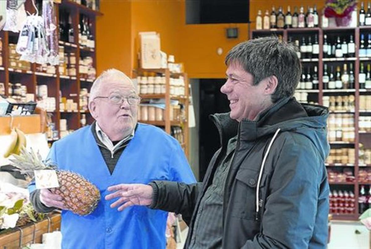 Integrat 8 Antoni Tortajada (dreta) fa broma amb el fruiter Manel Sales, al comerç del carrer de Sicília, 217. Integrat 8 Antoni Tortajada (dreta) fa broma amb el fruiter Manel Sales, al comerç del carrer de Sicília, 217.