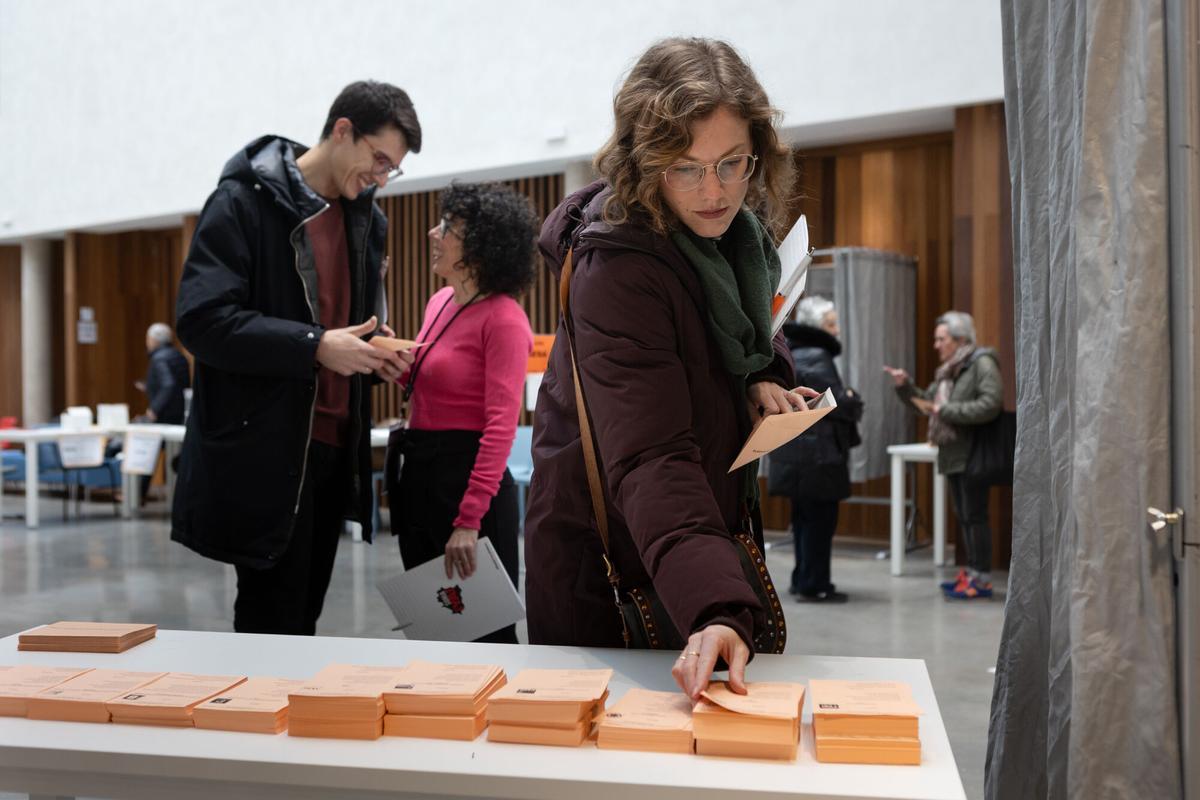 Castellanoleoneses votan en un colegio electoral en Soria.