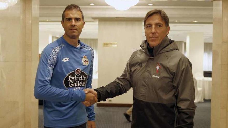 Gaizka Garitano y Eduardo Berizzo se saludan ayer en el hotel Victoria Radisson de Montevideo.