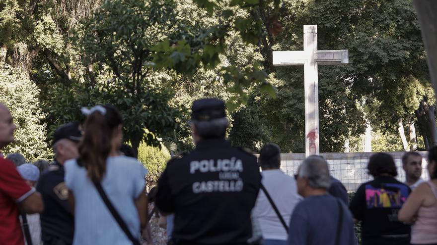 Un hombre intenta encadenarse a la Cruz del Ribalta para impedir su retirada.