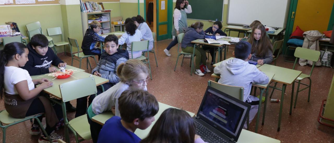 Alumnos del colegio Maestro Jaime Borrás, en una clase en la que se aplican metodologías activas.