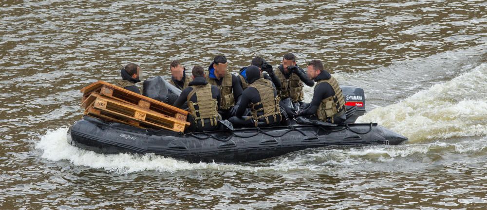 Los soldados han saltado con trajes de neopreno y con bolsas estancas para la indumentaria de tierra y las armas