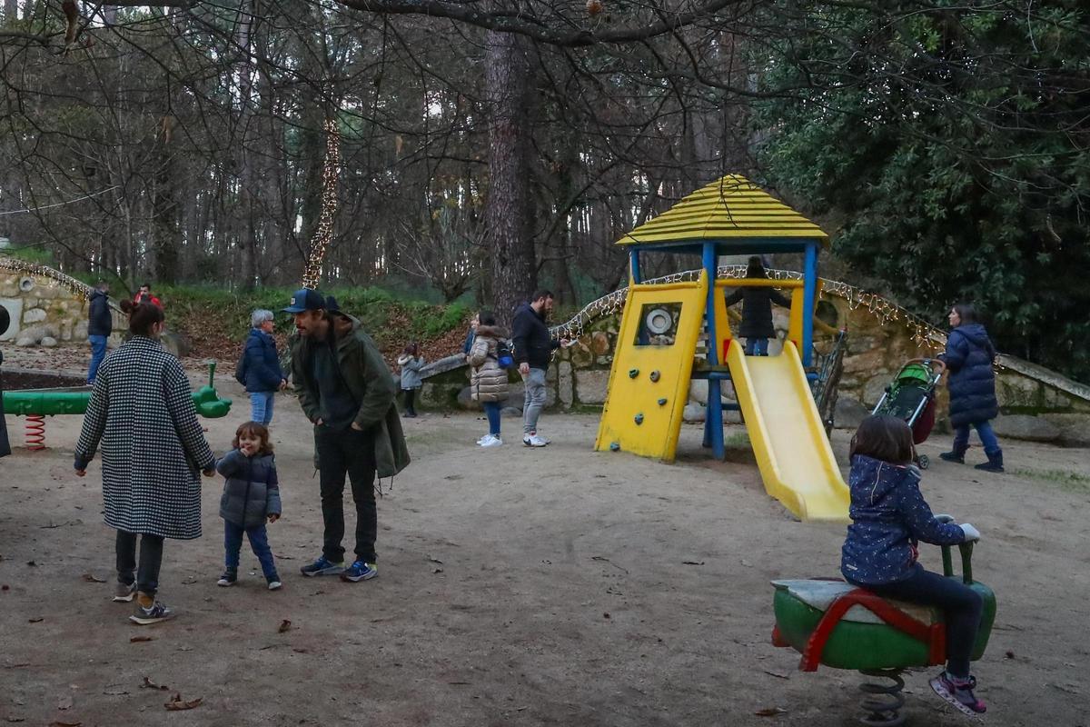 La actividad desplegada en la Aldea Grobit de A Toxa con motivo de la visita del "apalpador".