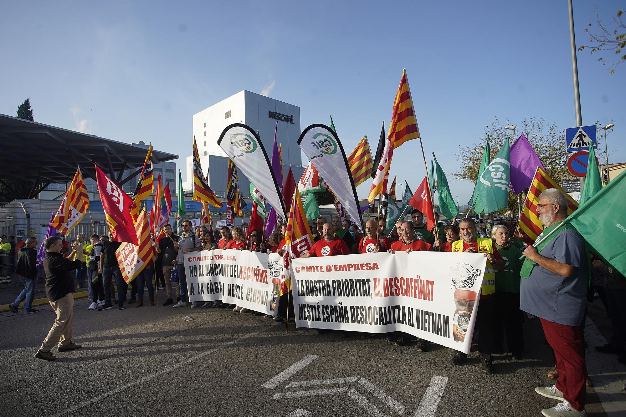 Una cinquantena de treballadors protesten davant la Nestlé de Girona