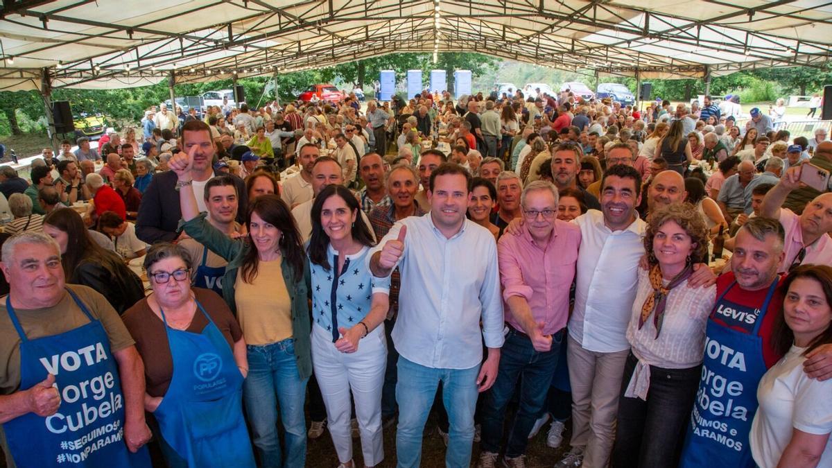 Jorge Cubela, en el centro, acompañado de más de 800 personas asistentes al homenaje.
