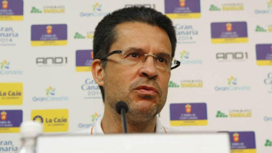 El entrenador del Gran Canaria 2014, Pedro Martínez, durante la rueda de prensa ofrecida ayer en el Centro Insular de Deportes. i C.B. GRAN CANARIA