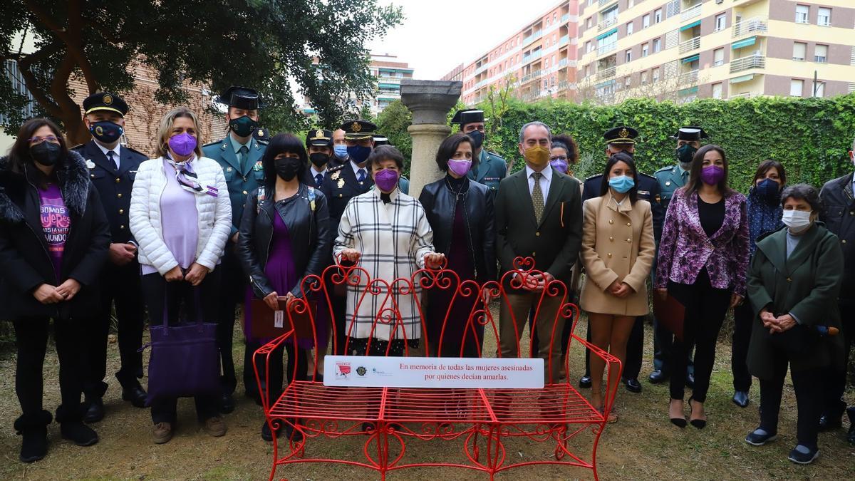 Concentración en la Subdelegación del Gobierno, junto al banco rojo contra la violencia machista.