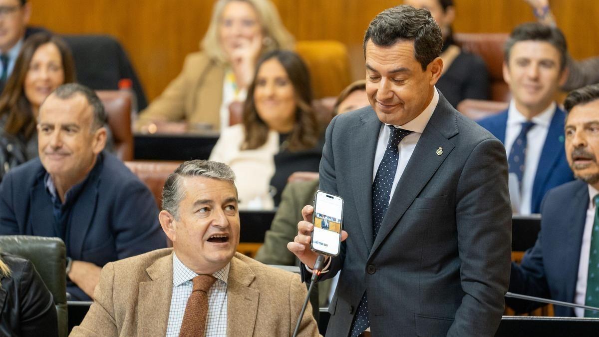 El presidente de la Junta, Juanma Moreno, durante el pleno del Parlamento andaluz