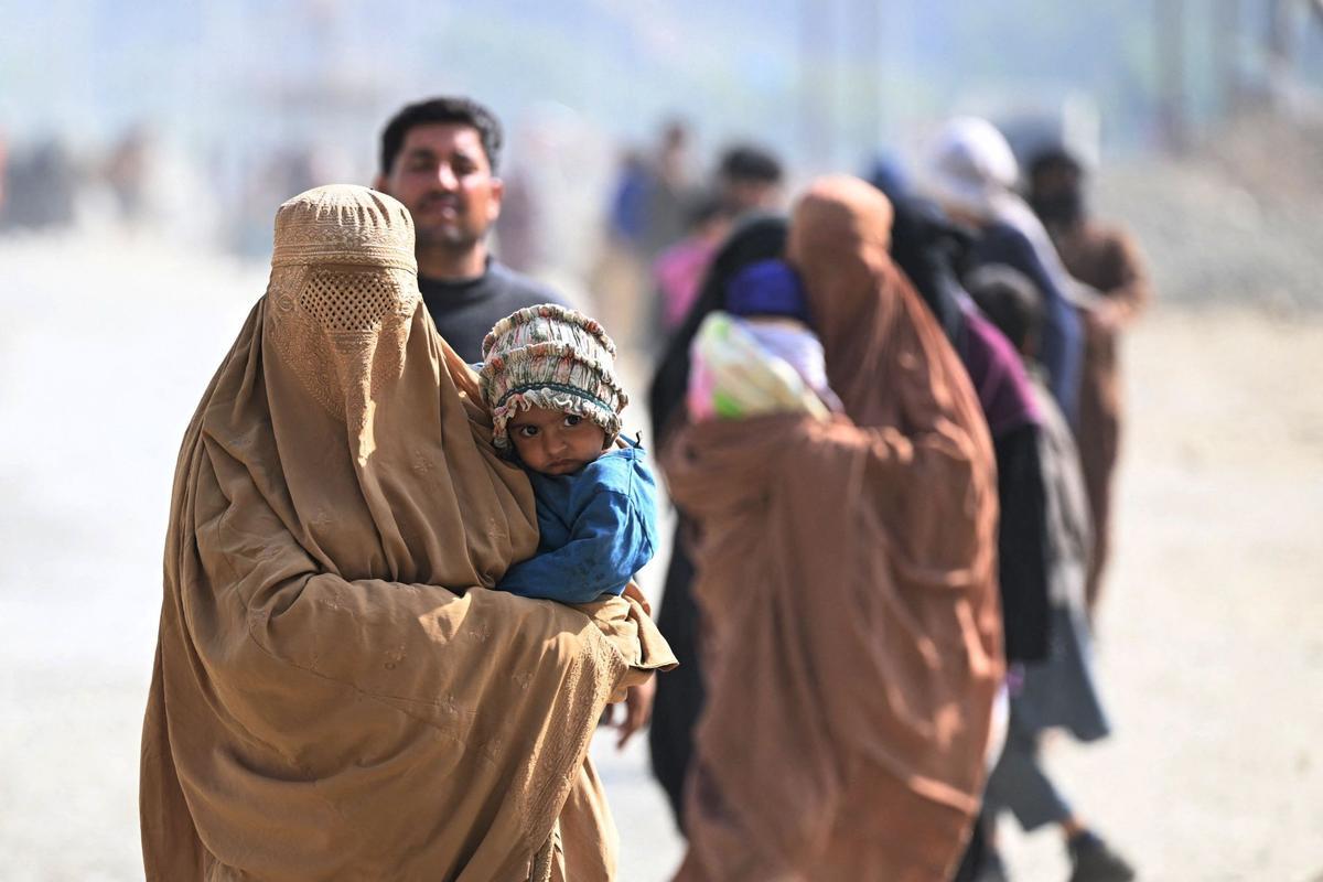 Colapso en la frontera de Pakistán al cumplirse el plazo para la expulsión de refugiados afganos indocumentados