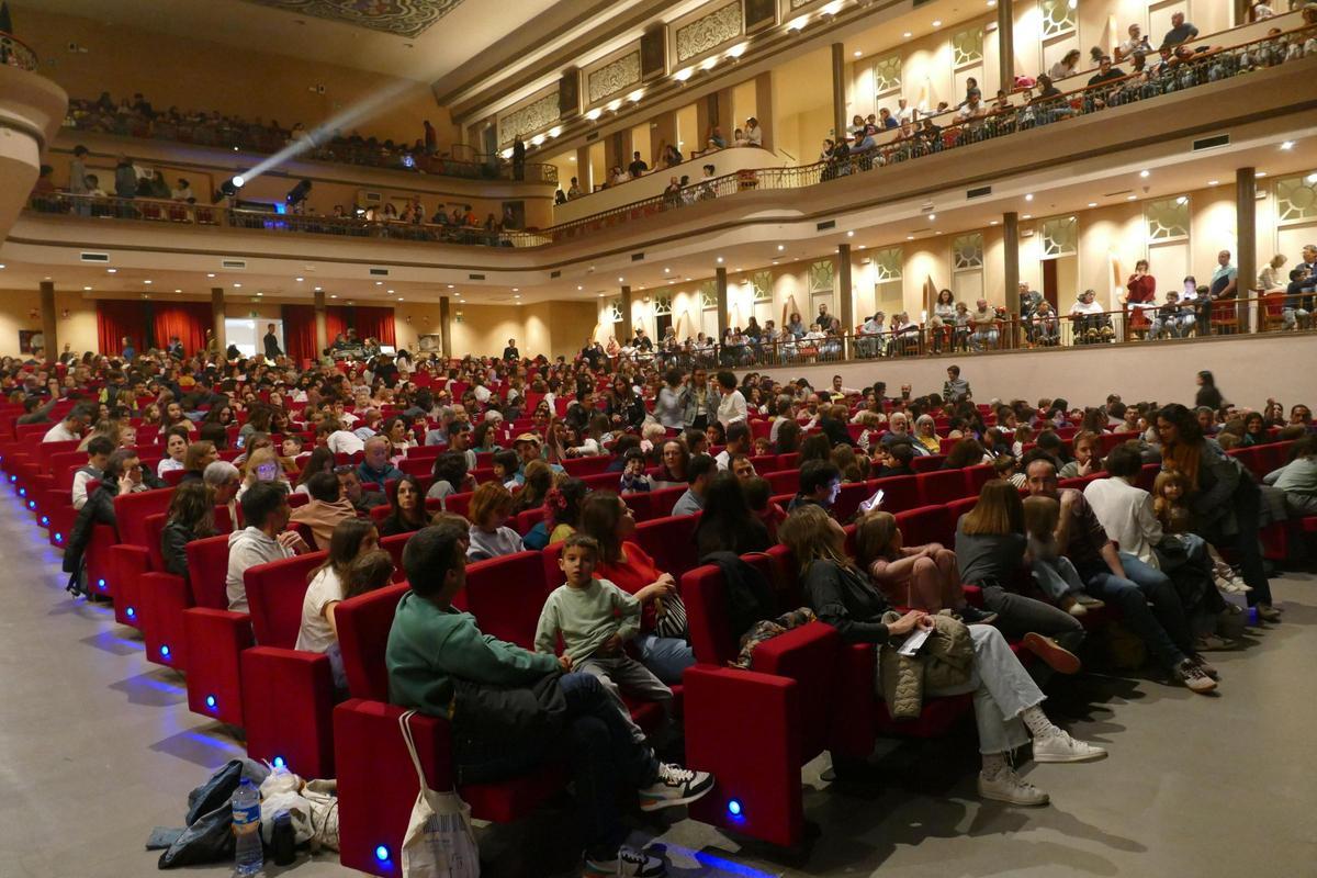EN IMATGES | El musical 'El Fil Invisible' inicia la seva gira per Catalunya omplint el Teatre El Jardí de Figueres
