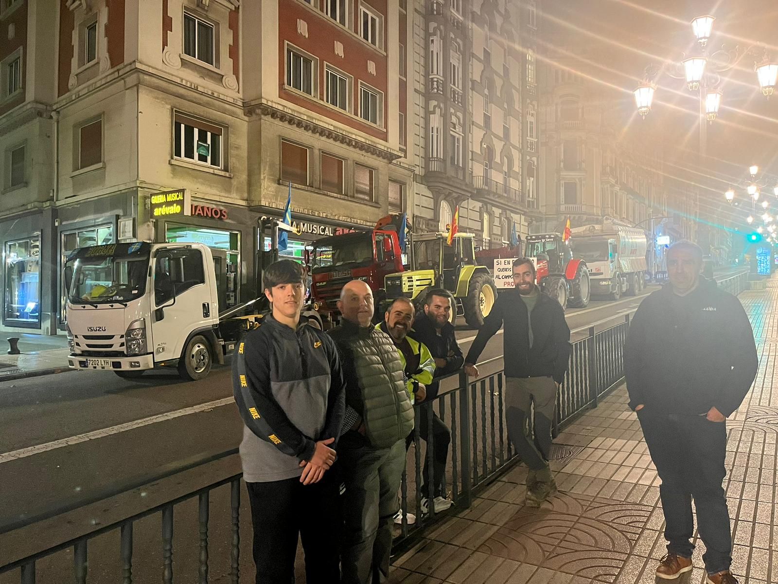 Así pasan la noche los ganaderos de protesta en la calle Uría de Oviedo