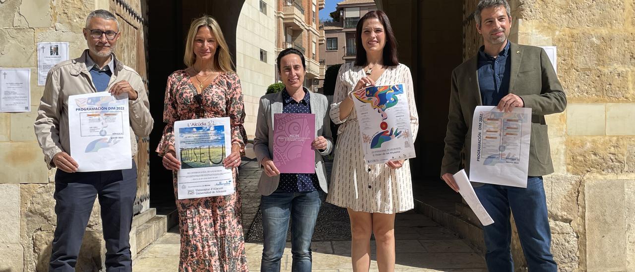 Acto a las puertas del Ayuntamiento para la presentación de actividades con motivo del Día Internacional de los Museos