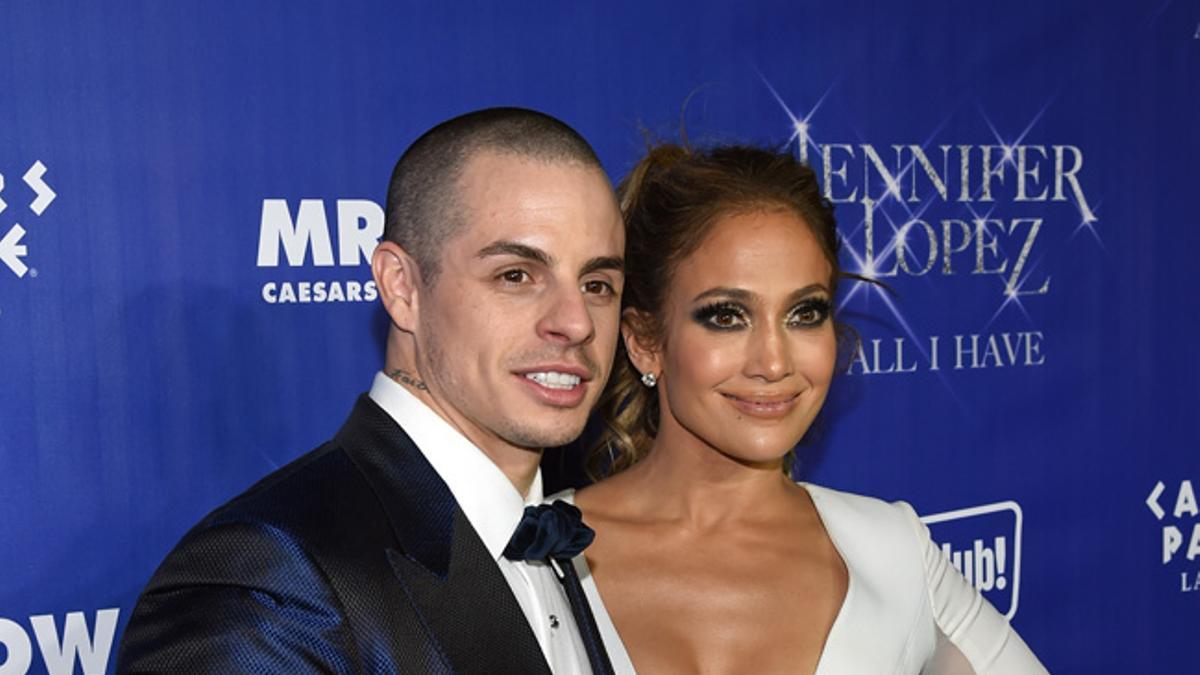 Jennifer López y Casper Smart en la alfombra roja del show de J Lo