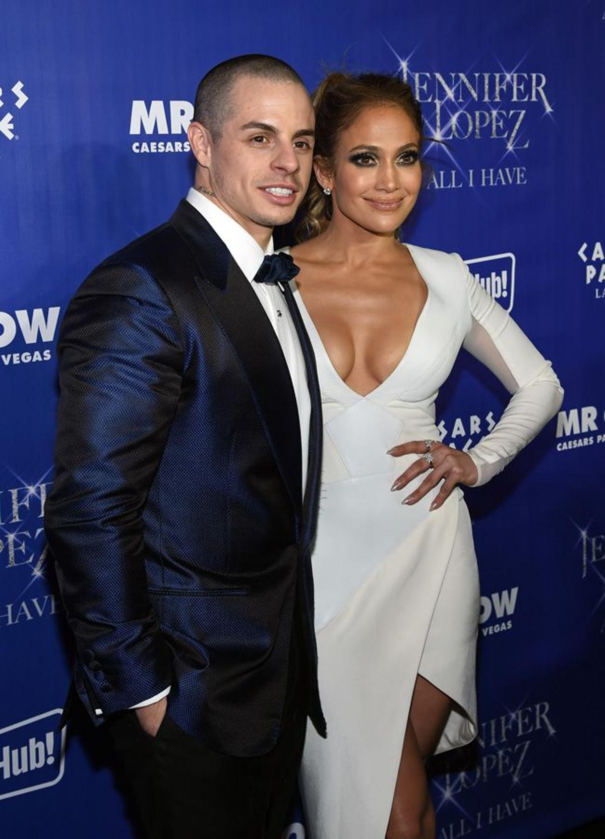 Jennifer López y Casper Smart en la alfombra roja del show de J Lo
