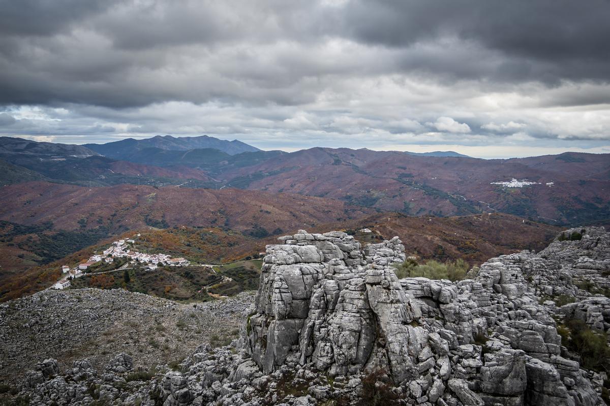 De acantilados en el valle de las montañas. Cartajima y Parauta en Andalucía, España.