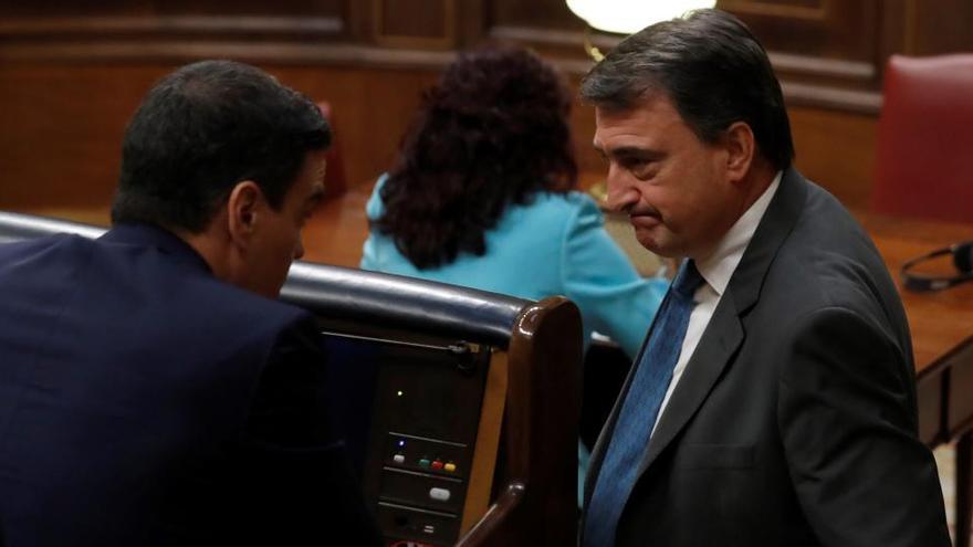 Pedro Sánchez y Aitor Esteban, en el Congreso.