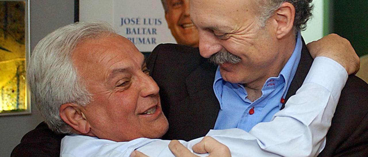 Manuel Cabezas se abraza a José Luis Baltar, en 2003, tras revalidar su tercera mayoría absoluta al frente del Concello de Ourense. |   // IÑAKI OSORIO