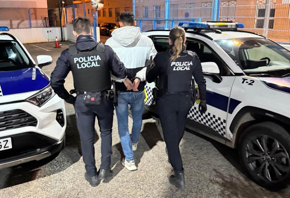 Dos agentes de la Policía Local de Alginet, con un arrestado.