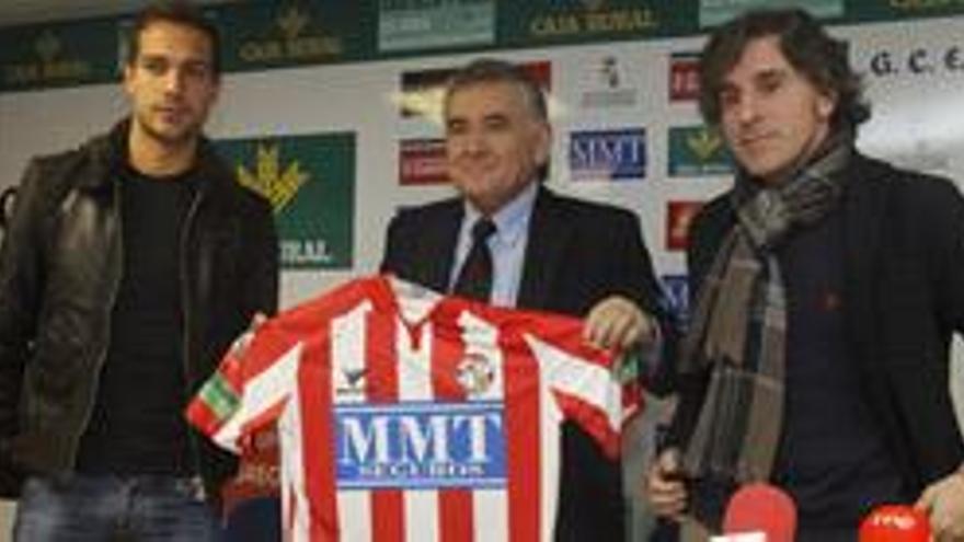 Jairo, el presidente Simón García Taboada y el entrenador, Roberto Aguirre, en el acto de presentación del jugador celebrado ayer.