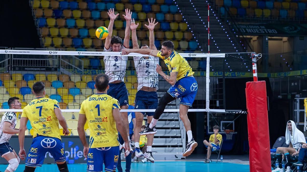 Walla Souza remata un balón en una imagen de archivo.