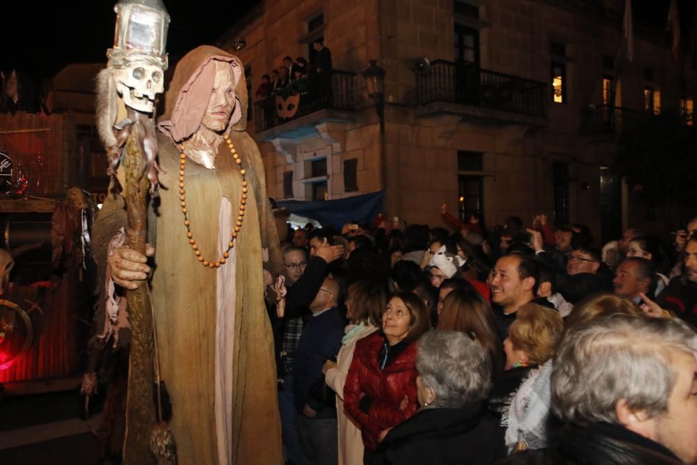 La villa celebra en un mismo día el desfile de comparsas, el concurso de disfraces y la quema del Meco.