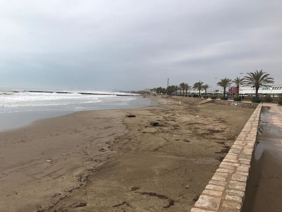 Temporal de lluvia: las mejores imágenes del paseo marítimo de València cubierto de arena