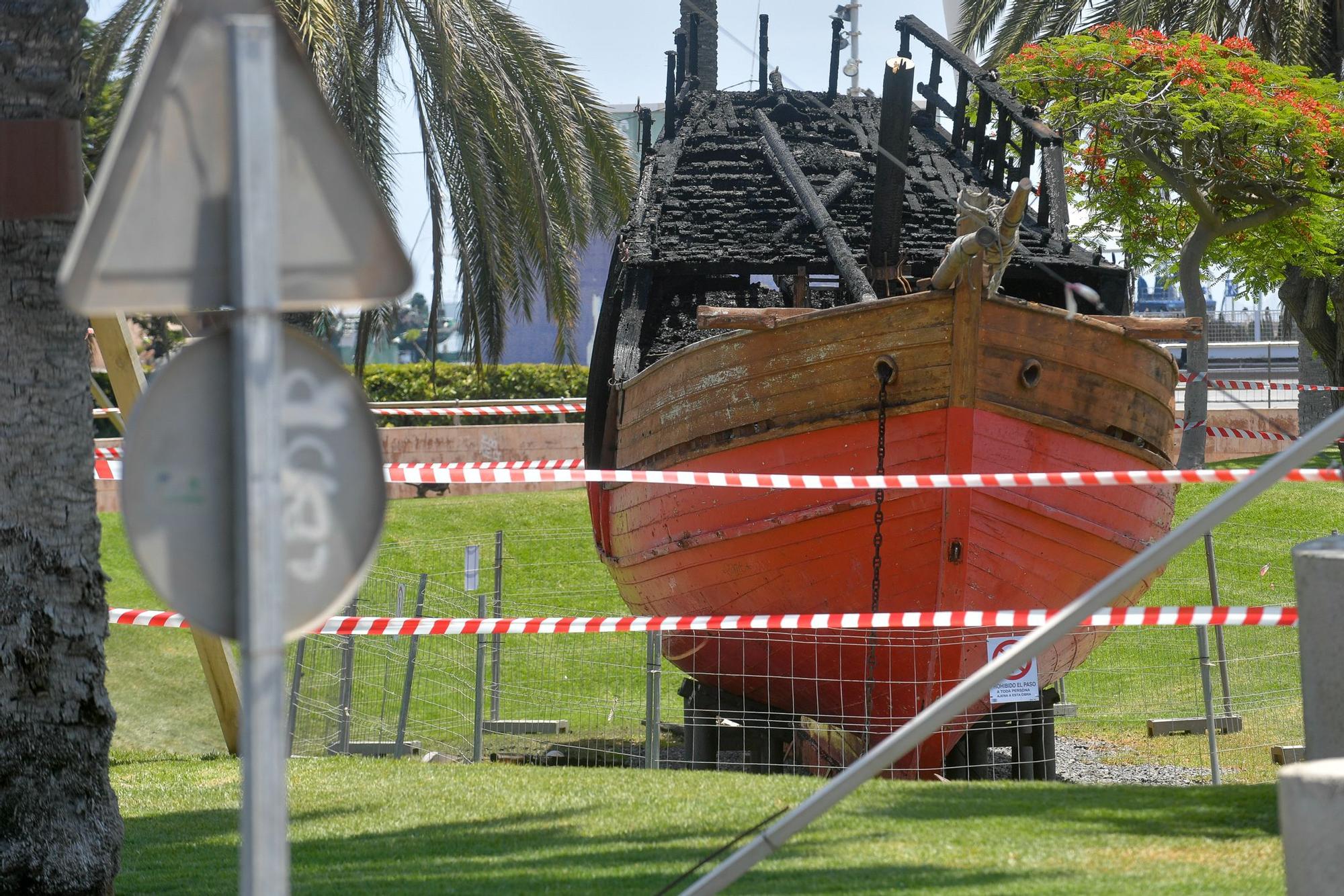 Arde la réplica de 'La Niña' en el Parque de Santa Catalina