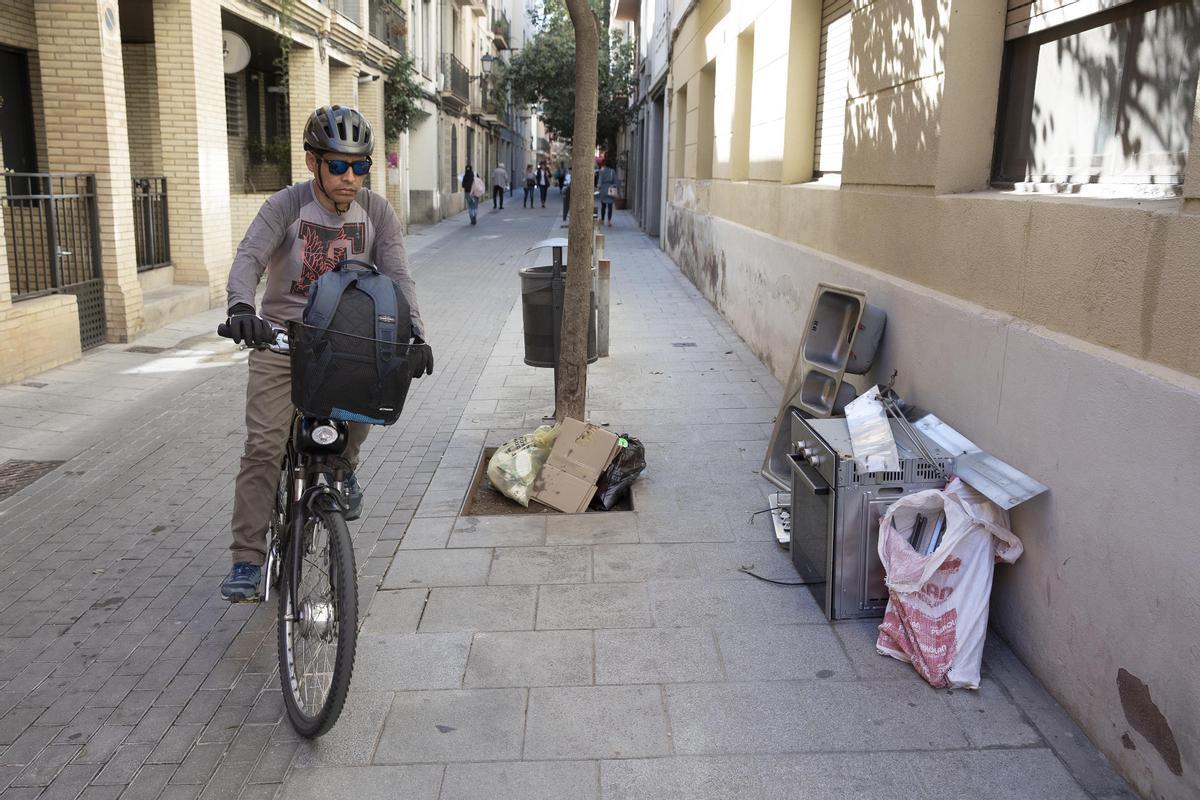 Bolsas de basura y otros residuos, en la calle de Mañé i Flaquer, en Sarrià.